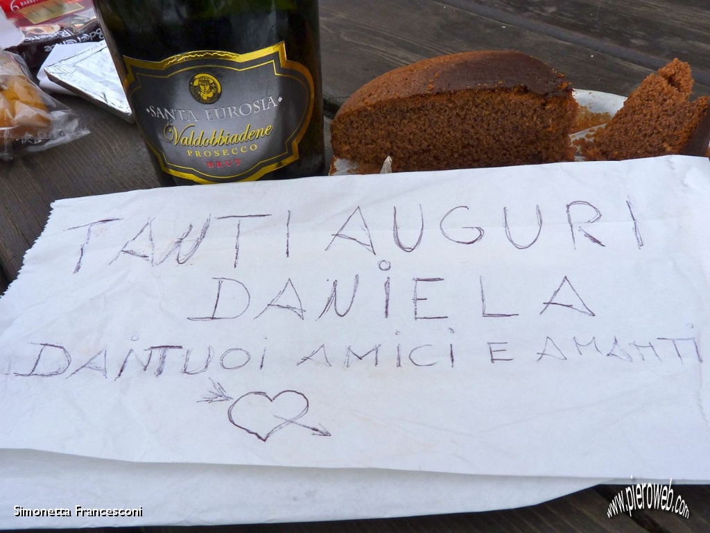 35 E per Dany prosecco, torta e biglietto d'auguri.jpg